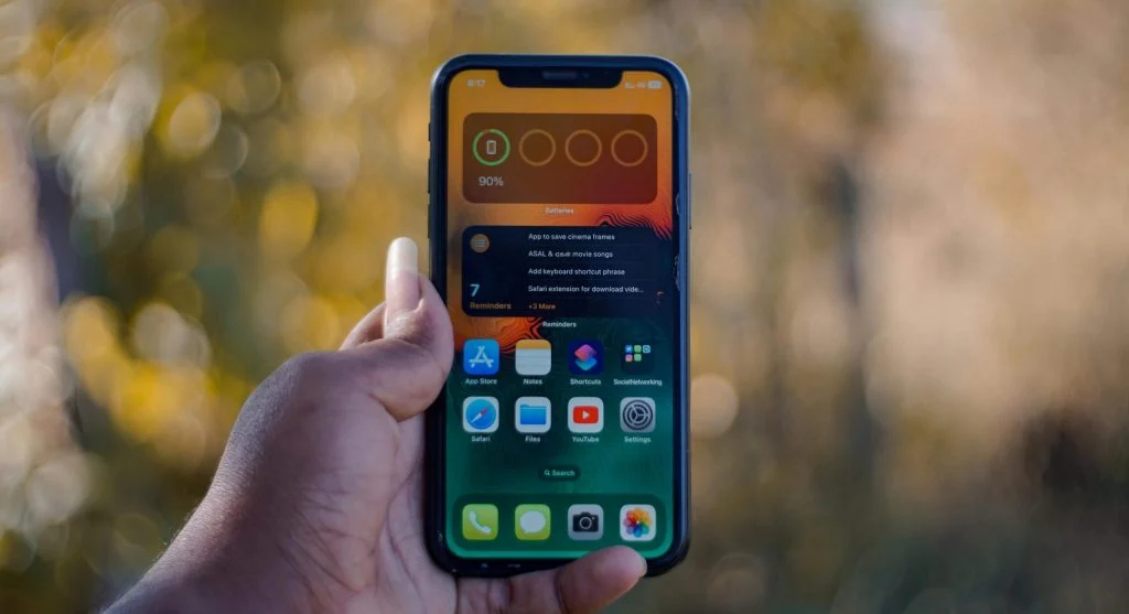 Smartphone screen with adjusted brightness to save battery