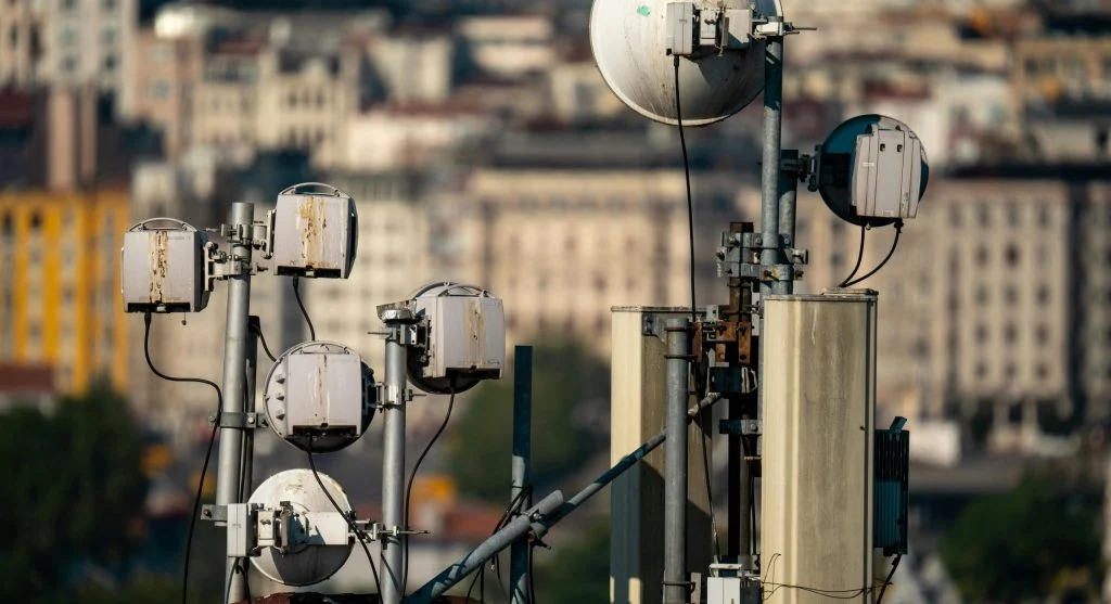 5G network tower in a city