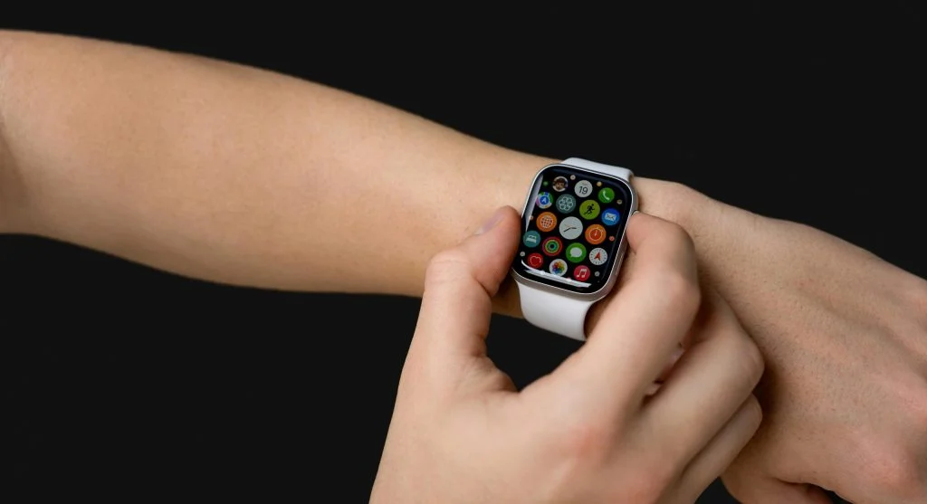 What is a smartwatch showing notifications feature