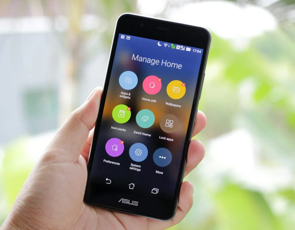 Organized smartphone screen with folders and minimal icons