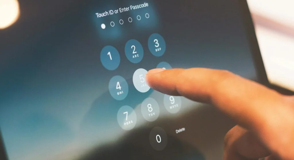 lock screen security on smartphone