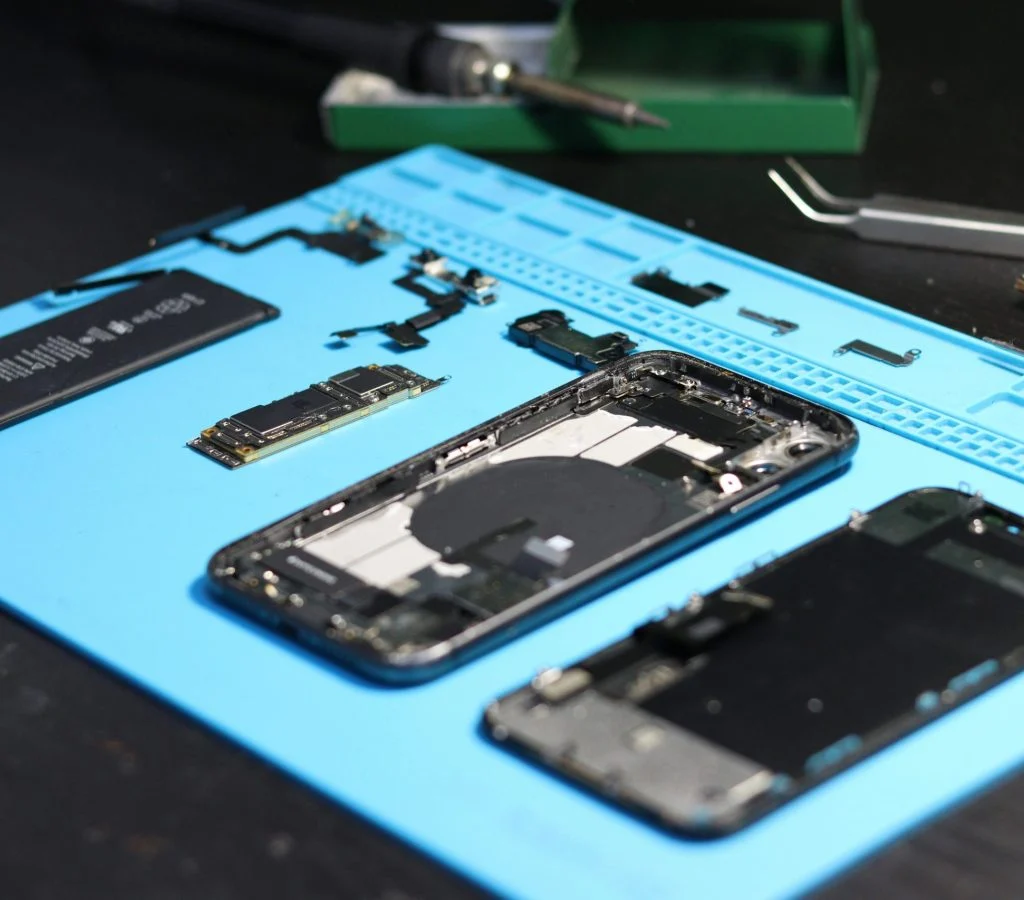 Smartphone with apps crashing, restart option on screen