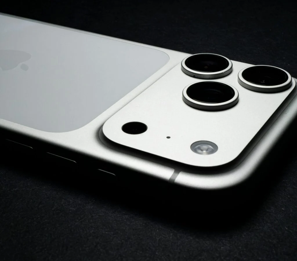 Smartphone camera lens with a red X over megapixels
