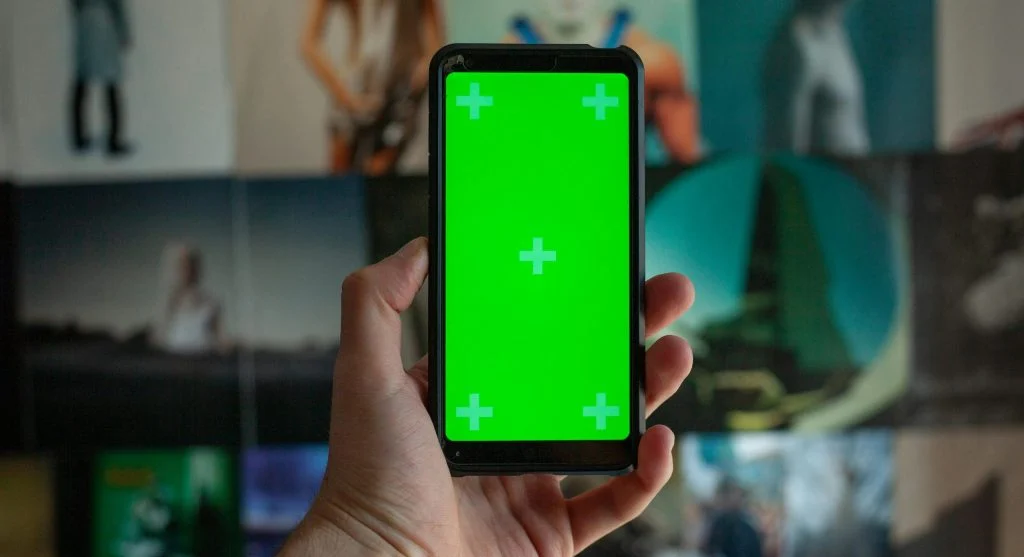 Buying a smartphone checking display quality