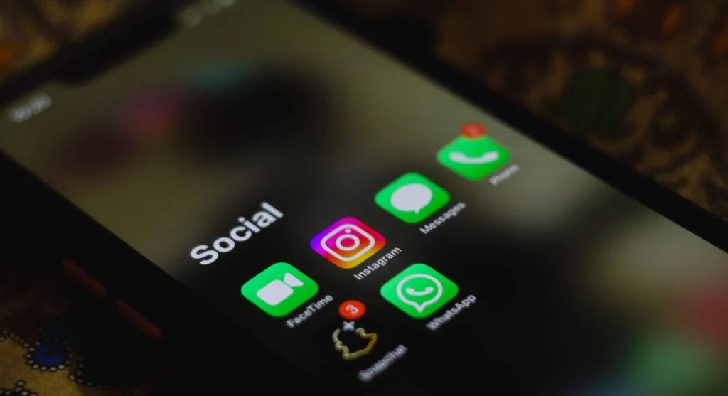 Visual clutter on smartphone screen